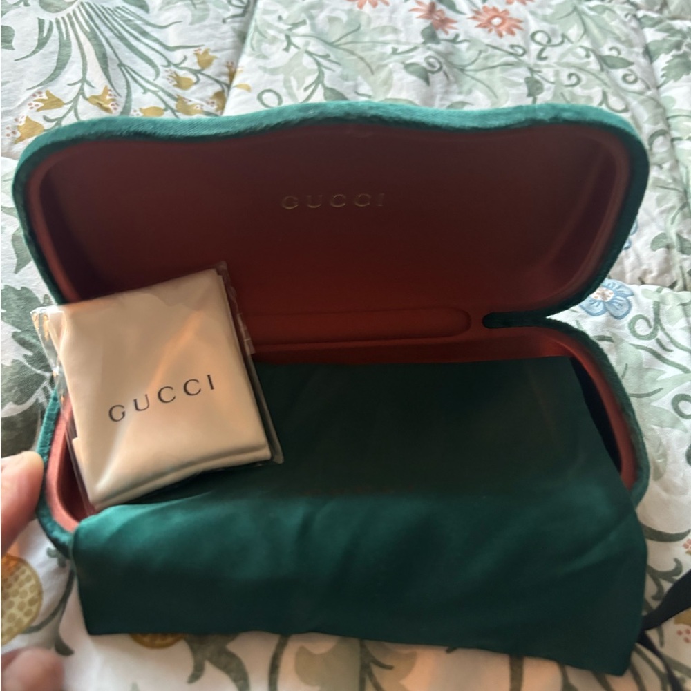 Authentic. Case Gucci